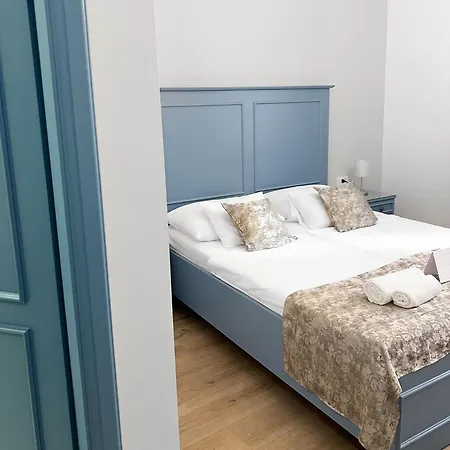 Centrum Luxury בית הארחה