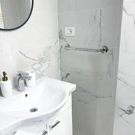 Centrum Luxury בית הארחה שיבניק