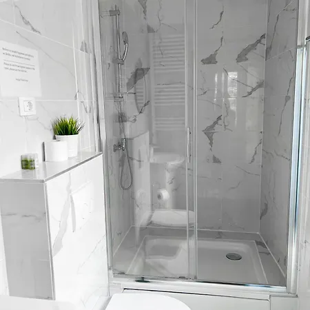 Centrum Luxury בית הארחה