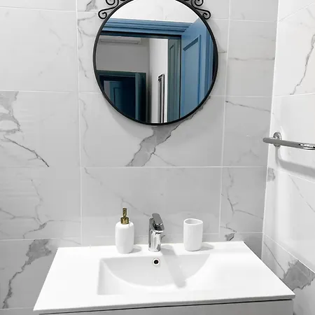 Centrum Luxury בית הארחה 4*