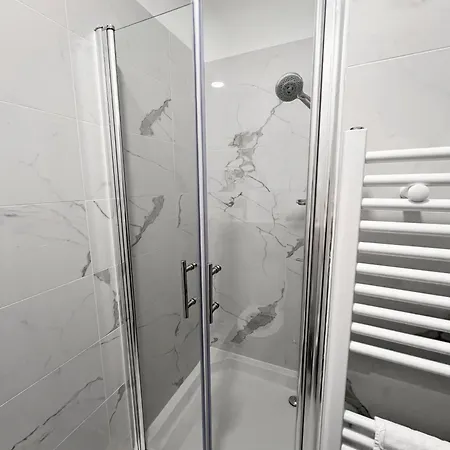 Centrum Luxury בית הארחה שיבניק