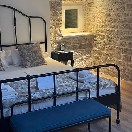 Centrum Luxury בית הארחה